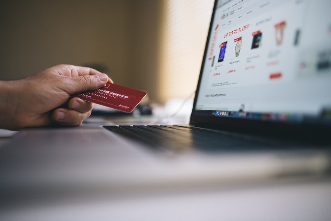 Foto de Negative Space: https://www.pexels.com/es-es/foto/asegurado-cliente-comercio-electronico-comprando-34577/